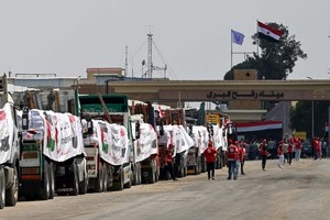 Camiones con ayuda en el lado egipcio del paso de Rafah. Gran parte de ella va a parar a manos de Hamás. Khaled Desouki/AFP/DW