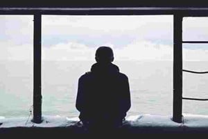 Pensando en soledad. "(...) ¿Puede una fe construida sobre cimientos tan dispersos ofrecer un verdadero refugio ante la adversidad, o es solo un adorno para la vida cotidiana, desechable cuando el sufrimiento se torna real?", se pregunta el autor.