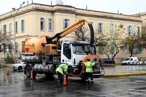 Cuadrillas trabajando en calles de Santa Fe, garantizando la circulación segura de los vecinos.