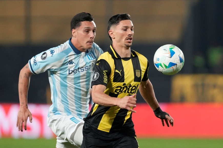 (250813) -- MONTEVIDEO, 13 agosto, 2025 (Xinhua) -- Imagen del 12 de agosto de 2025 del jugador Maximiliano Silvera (d), de Peñarol de Uruguay, disputando el balón con Nazareno Colombo (i), de Racing de Argentina, durante el partido de ida correspondiente a los octavos de final de la Copa Conmebol Libertadores, celebrado en el Estadio Campeón del Siglo, en Montevideo, capital de Uruguay. (Xinhua/Nicolás Celaya) (nc) (ah) (ra) (vf)