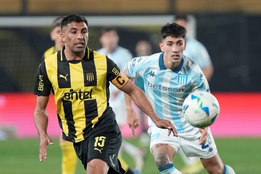 (250813) -- MONTEVIDEO, 13 agosto, 2025 (Xinhua) -- Imagen del 12 de agosto de 2025 del jugador Maximiliano Olivera (i), de Peñarol de Uruguay, disputando el balón con Santiago Solari (d), de Racing de Argentina, durante el partido de ida correspondiente a los octavos de final de la Copa Conmebol Libertadores, celebrado en el Estadio Campeón del Siglo, en Montevideo, capital de Uruguay. (Xinhua/Nicolás Celaya) (nc) (ah) (ra) (vf)