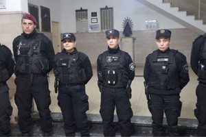 Los policías que llegaron a la casa de la mujer que estaba en pleno trabajo de parto. Foto: El Litoral