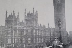 Salvador Dana Montaño a la vera del Támesis, en Londres, en ocasión de su viaje académico de 1947. Gentileza