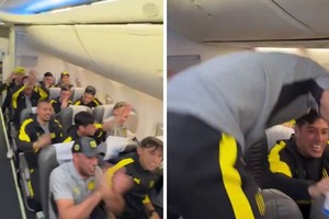 Saltando arriba de los asientos, en un vuelo de línea. La polémica desatada con el equipo uruguayo.