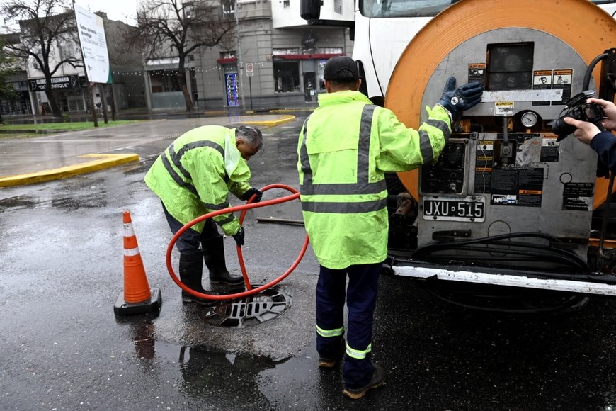 Equipos municipales retirando basura de alcantarillas para facilitar el escurrimiento del agua.