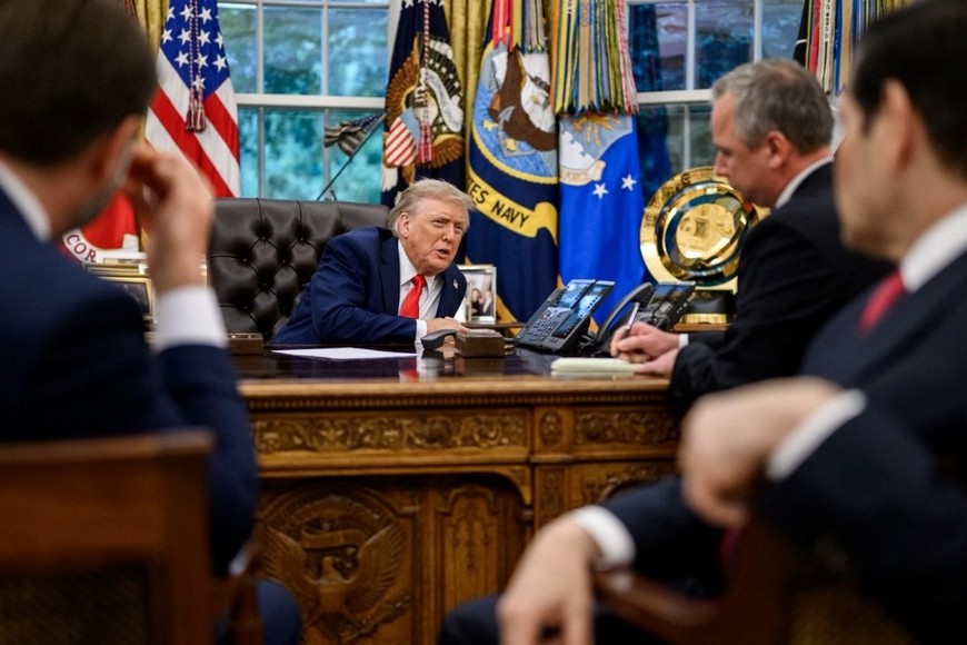 Trump durante la llamada con Putin. Crédito: The White House