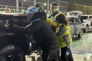El jugador le dio una mano a los hinchas.