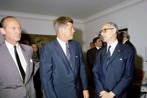 26 de septiembre de 1961, suite presidencial del Carlyle Hotel de Nueva York. Arturo Fondizi conversa con el presidente estadounidense John F. Kennedy. Los acompaña el Jefe de Protocolo de Estados Unidos, Angier Biddle Duke. Robert L. Knudsen.