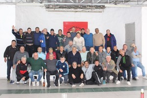 Más de tres equipos. Los asistentes al festejo del cumpleaños de Miguel Cantero, presidente de Newell's, quien organizó el almuerzo e invitó a muchas glorias del fútbol santafesino.