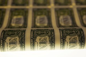 FILE PHOTO: A sheet of United States one dollar bills is seen on a light table during production at the Bureau of Engraving and Printing in Washington November 14, 2014.   REUTERS/Gary Cameron/File Photo eeuu Washington  impresion billetes de un dolar