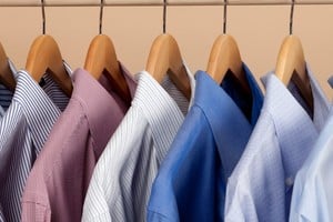 Detalle trasero de la camisa revela su utilidad oculta.