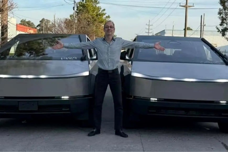 Malek Fara junto a los dos Tesla Cybertruck.