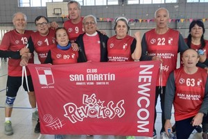Hay equipo. San Martín de Monte Vera. José Luis Pighín, Oscar Baccega, Mónica Rodríguez, Ives Cadenazzi, Hugo Gorosito, Inés Destri (DT), Miguel Batistella, Guadalupe Argüello, Alberto Novello y Mirta Giménez. Crédito: Gentileza.