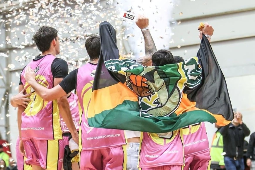 Festejo de campeones con Stenta como gran protagonista.