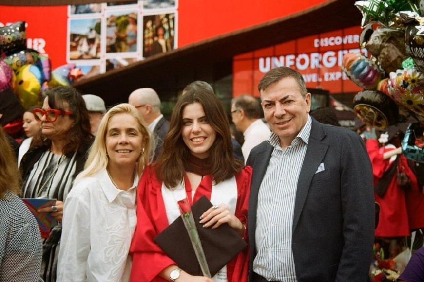 Renata agradeció al elenco, a su directora y a su familia por el apoyo.