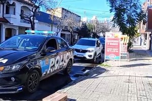 Los delincuentes rompieron la vidriera arrojando una baldosa y sustrajeron el dinero de la caja. Crédito: El Litoral.