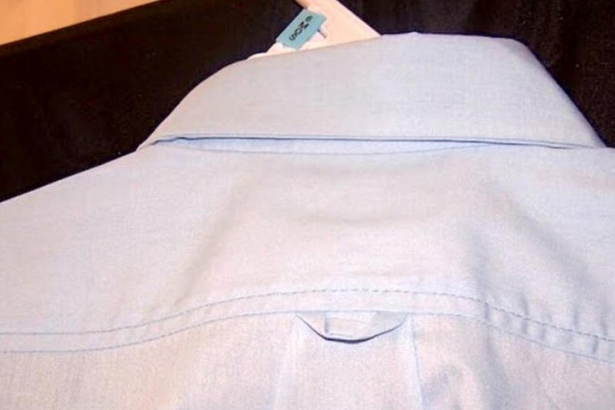 Elemento en la espalda ayuda a mantener la forma de la prenda.