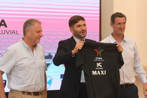Como en el masculino. Hoy, la presentación será para el femenino. El Gobernador Maximiliano Pullaro junto a Alejandro Schneider y Leandro Birollo, el día que se inauguró la luz en el Nery Pumpido, lugar donde se jugará el domingo cuando se inicie el Femenino que unirá las dos provincias.
