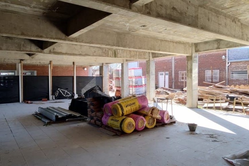 En la planta baja, se realizarán obras para el cerramiento y terminación del SUM, cantina, local destinado a club de amigos, y aula de construcciones.