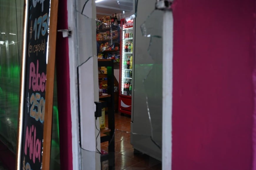 Los daños en el maxi kiosco vandalizado. Crédito: Flavio Raina.