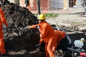 Trabajos de reparación en la esquina de Alberdi y Calchines tras la ampliación inconclusa de la planta potabilizadora.