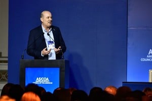 Sturzenegger increpó al presidente de la Cámara de Comercio por una medida cautelar y lo tildó de “casta”.