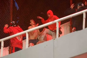 Imágenes dantescas en la tribuna visitante. Gentileza: La Nación