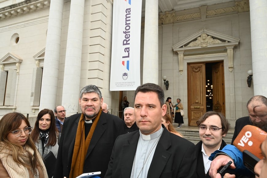 Matías Vecino, Obispo Auxiliar de Santa Fe de la Vera Cruz, frente a Legislatura en la Convención Reformadora. Crédito: Flavio Raina
