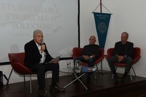 Paoli, Pagliettini y Codromaz, durante la charla abierta en el salón Cello de la biblioteca Gálvez. Manuel Fabatía