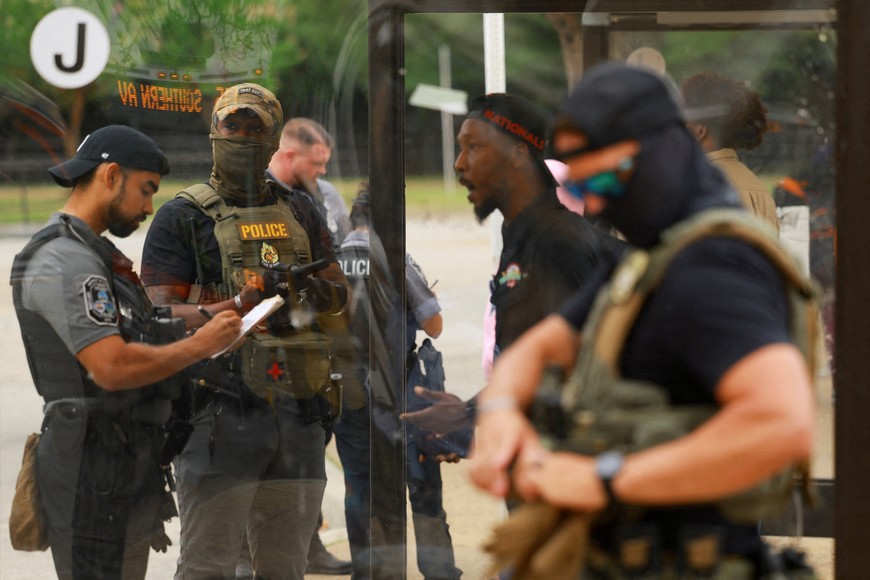 A man replies to an HSI agent and a local police officer during a surveillance patrol at the Anacostia bus station, after U.S. President Donald Trump deployed U.S. National Guard troops to Washington and ordered an increase in the presence of federal law enforcement to assist in crime prevention, in Washington, D.C., U.S., August 21, 2025. REUTERS/Jose Luis Gonzalez     TPX IMAGES OF THE DAY