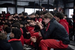 Jóvenes escucharon sobre los consumos problemáticos vinculados al juego.