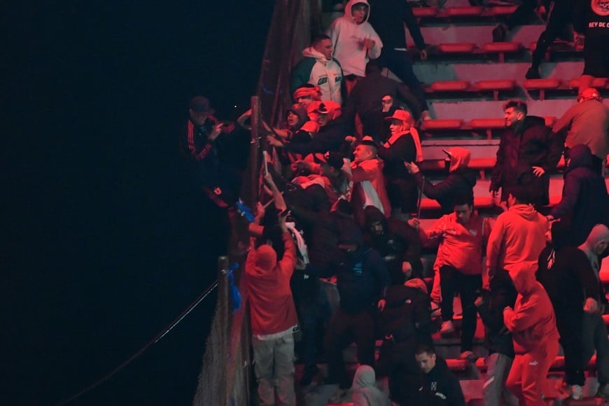 (250820) -- AVELLANEDA, 20 agosto, 2025 (Xinhua) -- Simpatizantes del equipo argentino Independiente se enfrentan con simpatizantes de Universidad de Chile durante el partido de octavos de final de la Copa Sudamericana de fútbol, en el estadio Libertadores de América, en la ciudad de Avellaneda, Argentina, el 20 de agosto de 2025. El partido entre Independiente de Argentina y Universidad de Chile, por los octavos de final de la Copa Sudamericana de fútbol, fue suspendido el miércoles a raíz de graves incidentes en las graderías. (Xinhua/Facundo Morales) (mz) (vf) (ce)