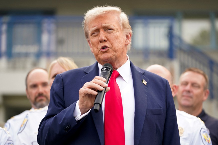 U.S. President Donald Trump speaks as he attends U.S. Park Police Anacostia Operations Facility to meet with police and the military, after deploying National Guard troops in the nation's capital, in Washington, D.C., U.S., August 21, 2025.  REUTERS/Nathan Howard