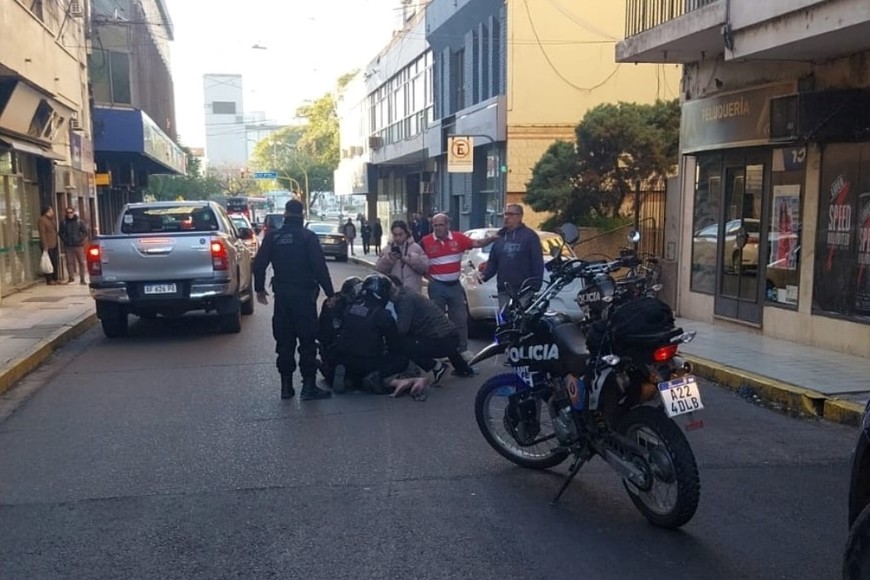 El agresor portaba un bastón blanco, simulando ser ciego.