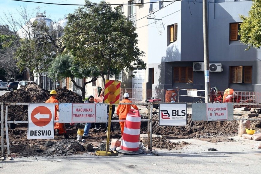 Calle parcialmente reasfaltada, con trabajos programados para finalizar en dos meses.