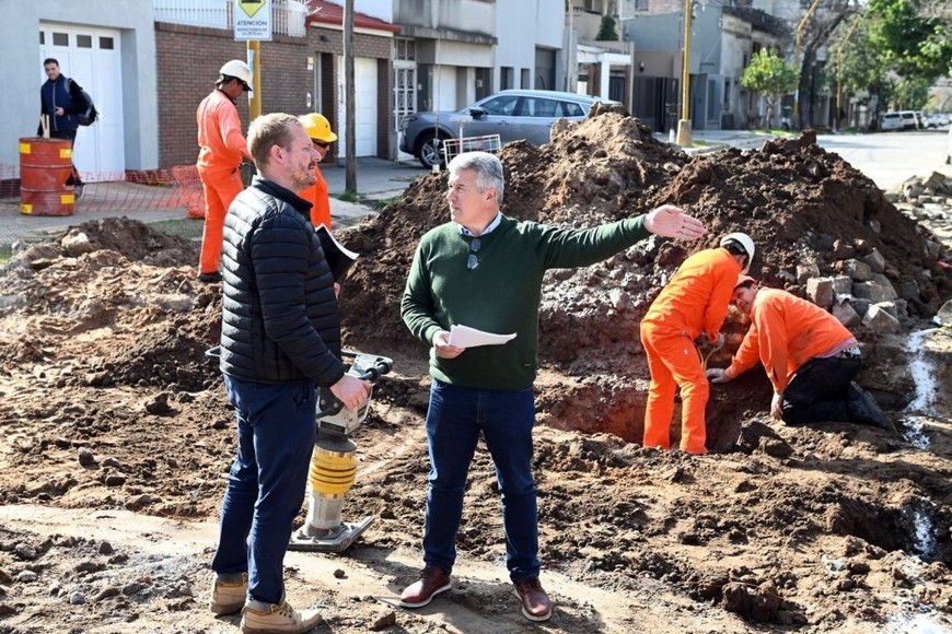 Eduardo Rudi supervisa los avances de las obras de recomposición del badén.