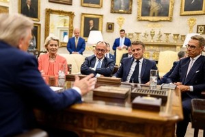 ¿Juntos o en dos bandos? Donald Trump (de espaldas), con la comisionada europea Ursula von der Leyen, el canciller alemán Friedrich Merz, el presidente francés Emmanuel Macron y el presidente finlandés Alexander Stubb.