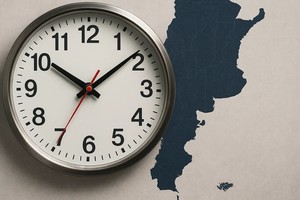 El argumento es que Argentina debería retrasar sus relojes.