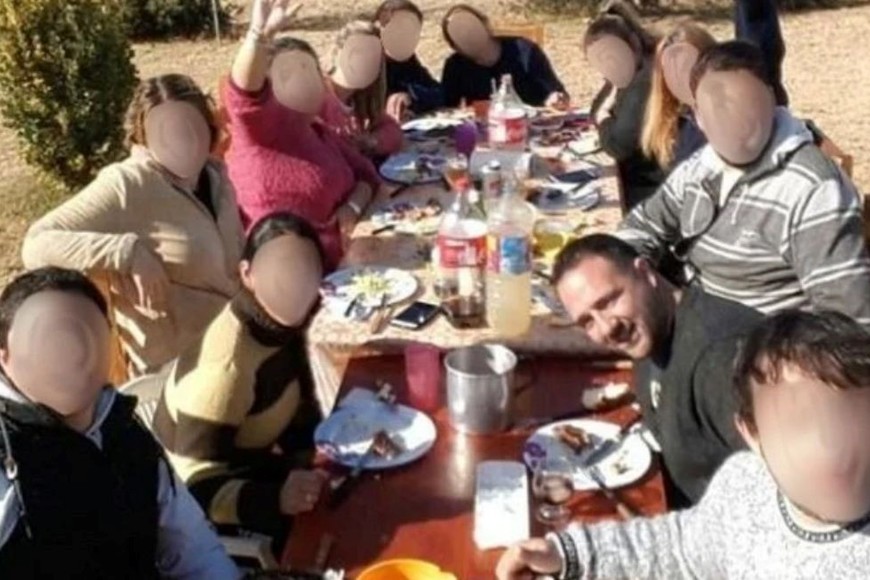 Sentado a la mesa, en uno de los últimos registros conocidos de Pignata, desde que se inició la investigación por la que está siendo buscado. Foto: Archivo