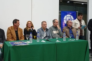 Dirigentes de ambas Ligas acompañados por otros integrantes de la organización del torneo de Fútbol Femenino. Se destacó la presencia de Claudia Giaccone. Foto: Gentileza Prensa LSF.