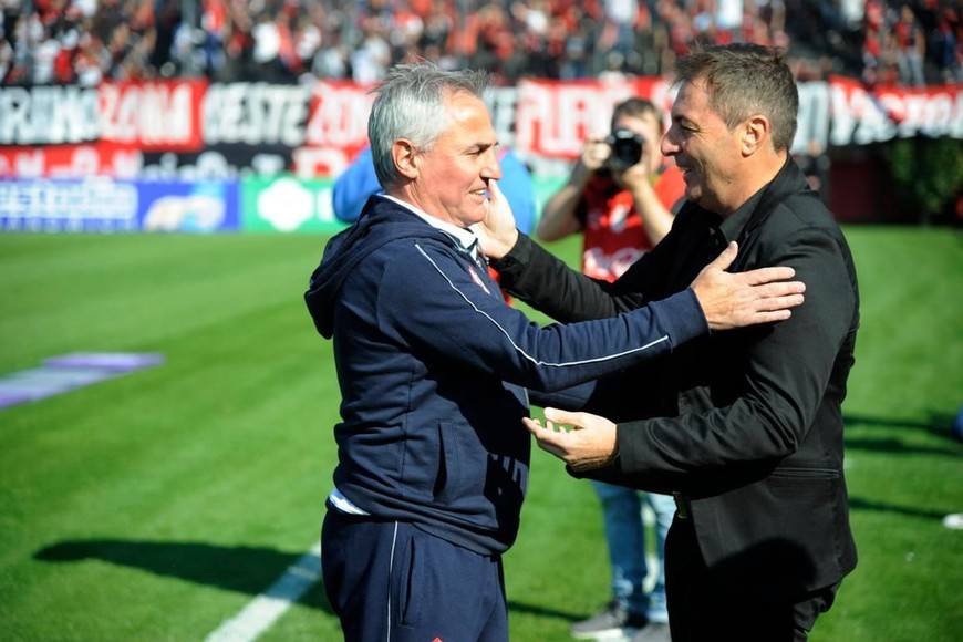 Una foto que se repetirá este domingo a la siesta en el 15 de Abril: el encuentro de dos hombres muy vinculados a la historia de Unión, como Madelón y Kudelka.