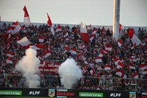 El hincha de Unión tendrá la posibilidad de ver este domingo a su equipo luego de los dos partidos consecutivos de visitante que jugó, del gran triunfo ante Instituto y de tres partidos que deberá afrontar luego, fuera de Santa Fe, ante River, Racing y Gimnasia. Crédito: Manuel Fabatía.