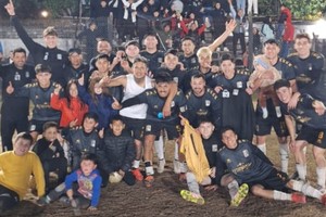 Final feliz. Así lo demostraron los jugadores y el cuerpo técnico de Nacional. 30 puntos para un torneo que quedará en la historia del club Albo. Crédito: Gentileza Rodrigo Müller.