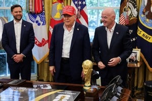Trump e Infantino anunciaron el sorteo del Mundial 2026 desde la Casa Blanca. Crédito: Reuters. 