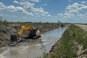 La obra comprende tareas que incluyen excavaciones mecánicas, demolición de estructuras existentes, hormigonado de plateas, instalación de módulos premoldeados de hormigón armado y el reemplazo de siete alcantarillas de cruce de canal.