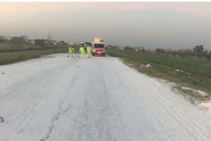 Uno de los camiones cargaba harina y la misma quedó sobre la calzada.