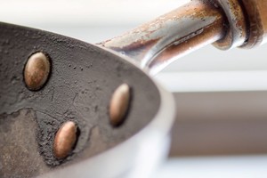 El óxido es óxido de hierro, un compuesto que se forma cuando el hierro se oxida al exponerse a la humedad y el aire.