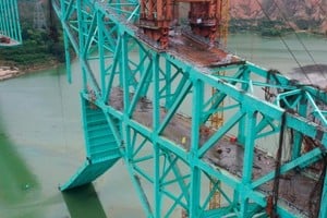 12 muertos y cuatro desaparecidos por el derrumbe de un puente ferroviario en construcción.