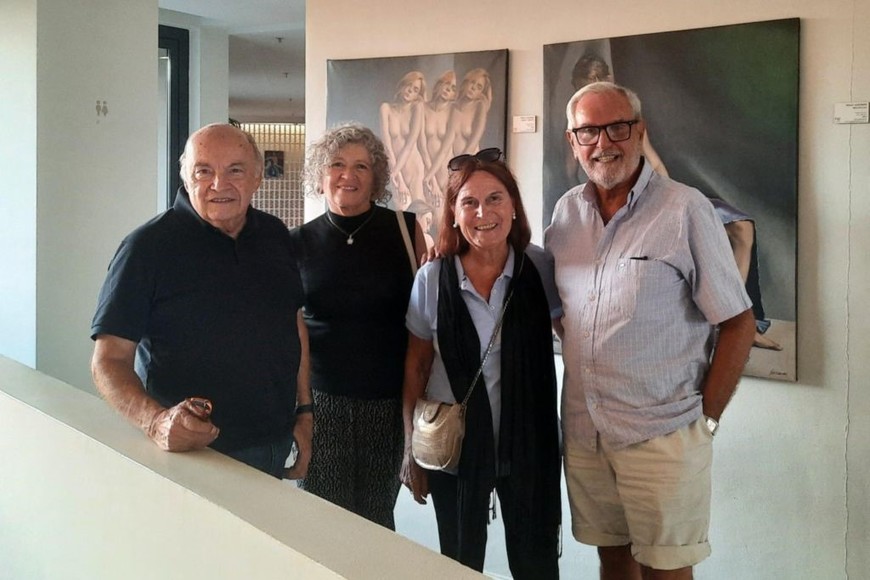 Junto al dibujante Horacio Altuna, radicado en Sitges, y sus respectivas esposas, en una muestra.