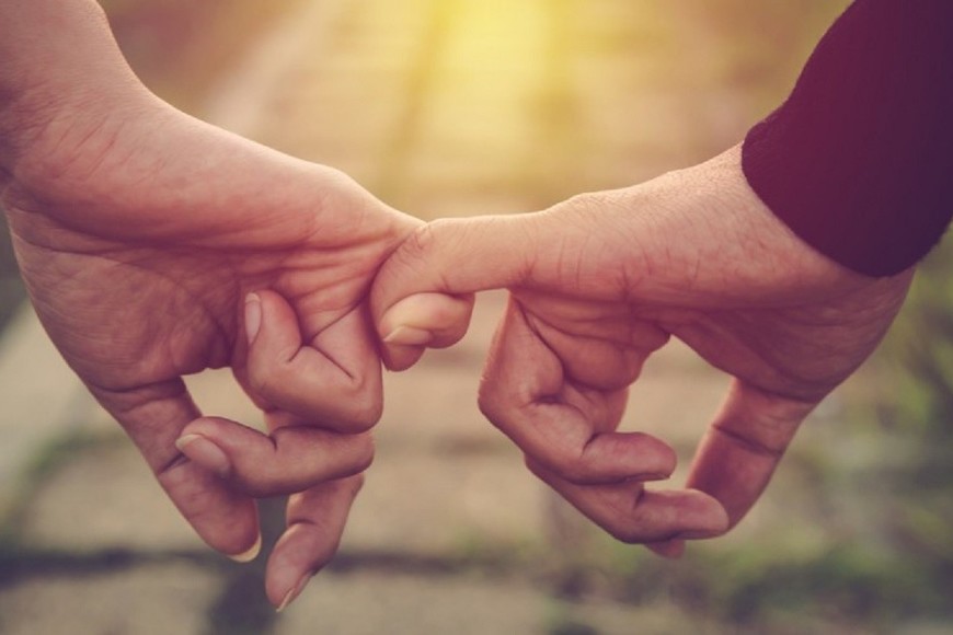 ¿Estamos condenados en estos tiempos a la fragmentación perpetua y a la superficialidad de los encuentros? ¿O existe la posibilidad de reavivar la llama del compromiso y la sensibilidad en un mundo que prioriza la desconexión afectiva? Gentileza